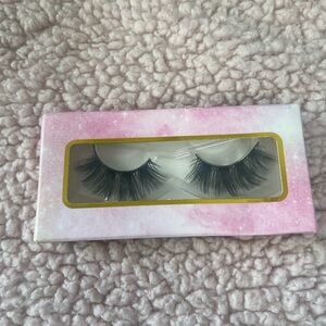 Eyelashes - Mink Lashes w/ a soft & fluffy feel
